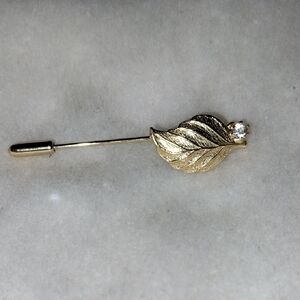 Vintage Gold Toned Leaf Brooch with Rhinestone Accent